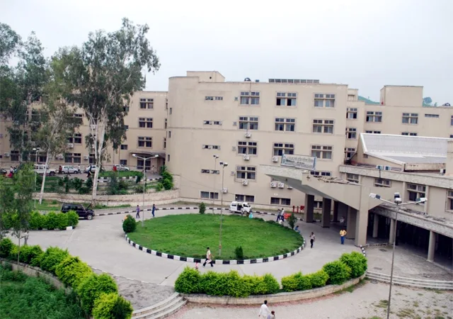 टांडा अस्पताल की चौथी मंजिल की खिड़की से 27 वर्षीय युवती गिरी, मौके पर मची चीख-पुकार