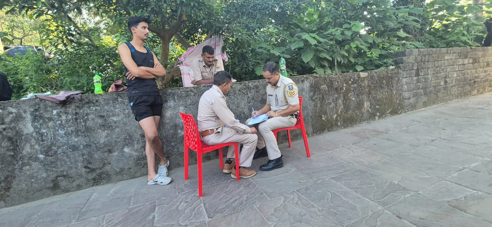 कर्ज ने ली जान: मंडी में पुलिस थाने से 50 मीटर दूर व्यक्ति ने लगाया फंदा, जेब से मिला सुसाइड नोट