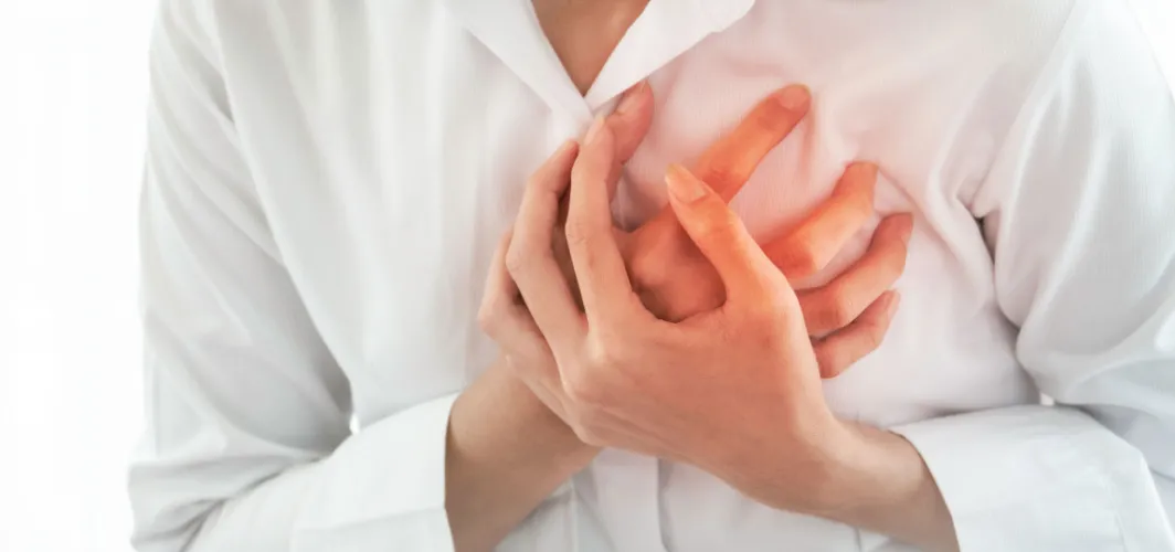 सेहत: सीने में दर्द और भारीपन को न समझें मामूली, ये लक्षण दिखें तो तुरंत अस्पताल पहुंचें; करवाएं चेकअप