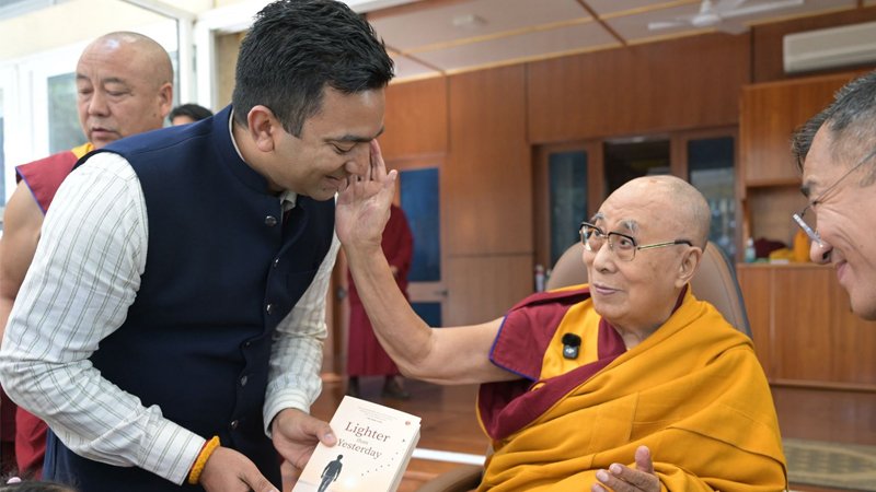 दादा-पोते के रिश्ते पर आधारित है राकेश प्रजापति का उपन्यास, पहली प्रति दलाईलामा को भेंट